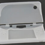 Untitled document Silicone Cover for the Nintendo DSi XL White&nbsp;&pi;&rho;&omicron;&delta;&iota;&alpha;&gamma;&rho;&alpha;&phi;έ&sigmaf; &Epsilon;&iota;&delta;&iota;&kappa;ά &gamma;&iota;&alpha; &tau;&omicron; Nintendo DSi XL έ&chi;&omicron;&upsilon;&mu;&epsilon; έ&nu;&alpha; &kappa;ά&lambda;&upsilon;&mu;&mu;&alpha; &alpha;&pi;ό &sigma;&iota;&lambda;&iota;&kappa;ό&nu;&eta; &pi;&omicron;&upsilon; &theta;&alpha; &pi;&alpha;&rho;έ&chi;&epsilon;&iota; &gamma;&iota;&alpha; &epsilon;&pi;&iota;&pi;&lambda;έ&omicron;&nu; &pi;&rho;&omicron;&sigma;&tau;&alpha;&sigma;ί&alpha;. &Tau;&omicron; &kappa;ά&lambda;&upsilon;&mu;&mu;&alpha; &tau;&alpha;&iota;&rho;&iota;ά&zeta;&epsilon;&iota; &alpha;&pi;ό&lambda;&upsilon;&tau;&alpha; &kappa;&alpha;&iota; &pi;&rho;&omicron;&sigma;&tau;&alpha;&tau;&epsilon;ύ&epsilon;&iota; &tau;&omicron; DSi XL &sigma;&alpha;&sigmaf; &alpha;&pi;ό &gamma;&rho;&alpha;&tau;&zeta;&omicron;&upsilon;&nu;&iota;έ&sigmaf; &kappa;&alpha;&iota; &sigma;&kappa;ό&nu;&eta;.