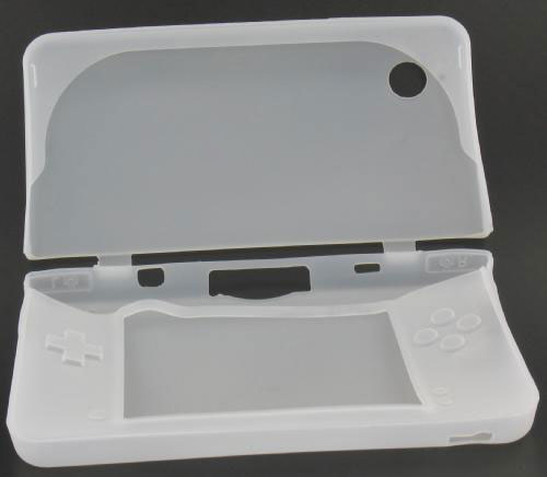 Untitled document Silicone Cover for the Nintendo DSi XL White&nbsp;&pi;&rho;&omicron;&delta;&iota;&alpha;&gamma;&rho;&alpha;&phi;έ&sigmaf; &Epsilon;&iota;&delta;&iota;&kappa;ά &gamma;&iota;&alpha; &tau;&omicron; Nintendo DSi XL έ&chi;&omicron;&upsilon;&mu;&epsilon; έ&nu;&alpha; &kappa;ά&lambda;&upsilon;&mu;&mu;&alpha; &alpha;&pi;ό &sigma;&iota;&lambda;&iota;&kappa;ό&nu;&eta; &pi;&omicron;&upsilon; &theta;&alpha; &pi;&alpha;&rho;έ&chi;&epsilon;&iota; &gamma;&iota;&alpha; &epsilon;&pi;&iota;&pi;&lambda;έ&omicron;&nu; &pi;&rho;&omicron;&sigma;&tau;&alpha;&sigma;ί&alpha;. &Tau;&omicron; &kappa;ά&lambda;&upsilon;&mu;&mu;&alpha; &tau;&alpha;&iota;&rho;&iota;ά&zeta;&epsilon;&iota; &alpha;&pi;ό&lambda;&upsilon;&tau;&alpha; &kappa;&alpha;&iota; &pi;&rho;&omicron;&sigma;&tau;&alpha;&tau;&epsilon;ύ&epsilon;&iota; &tau;&omicron; DSi XL &sigma;&alpha;&sigmaf; &alpha;&pi;ό &gamma;&rho;&alpha;&tau;&zeta;&omicron;&upsilon;&nu;&iota;έ&sigmaf; &kappa;&alpha;&iota; &sigma;&kappa;ό&nu;&eta;.